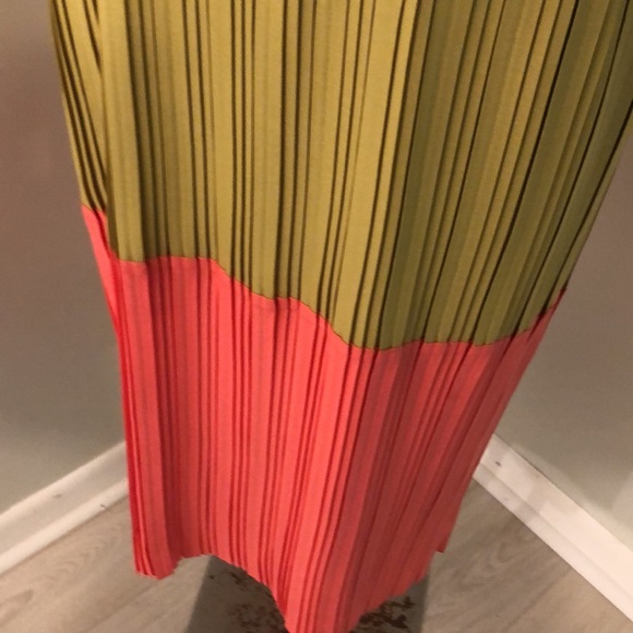 Gorgeous Bcbgmaxazria long sleeve dress - Picture 4 of 7